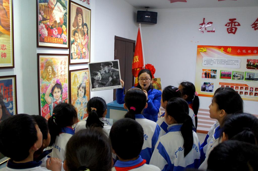为乡镇学校的孩子们介绍雷锋事迹