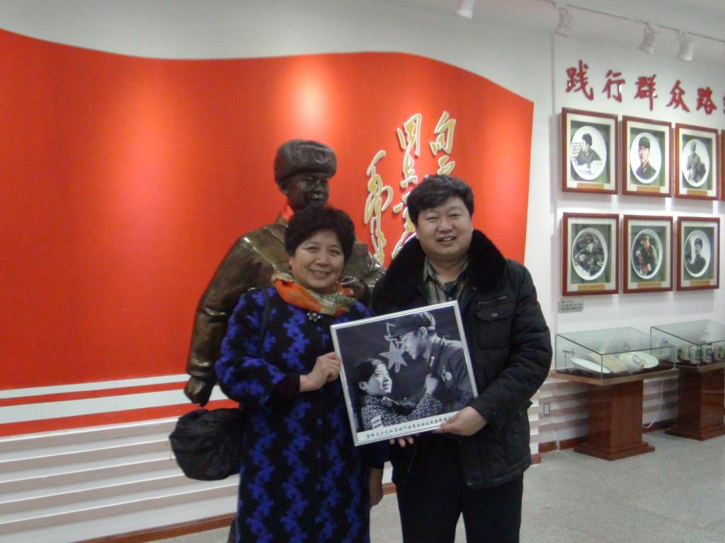 雷锋辅导过的学生刘静向我馆赠送展品