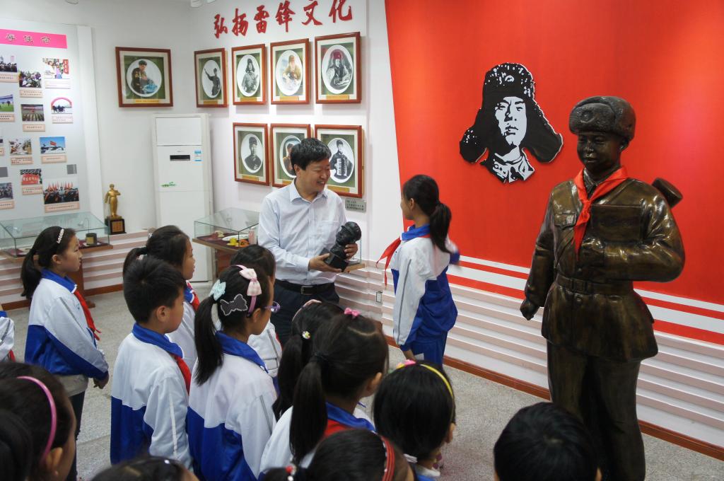向学生代表赠送雷锋头像