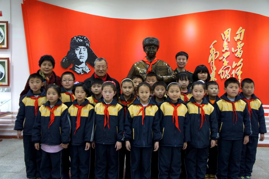 学雷锋报告团嘉宾与孩子们在雷锋馆合影
